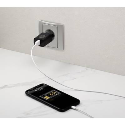 Smartfón sa nabíja cez USB kábel v elektrickej zásuvke. Displej ukazuje '65%' a čas.