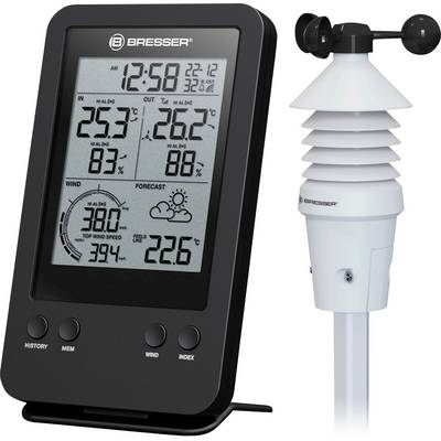 Digitálny displej meteorologickej stanice zobrazuje čas, teplotu, vlhkosť vzduchu a rýchlosť vetra. Vedľa je umiestnený snímač s anemometrom.