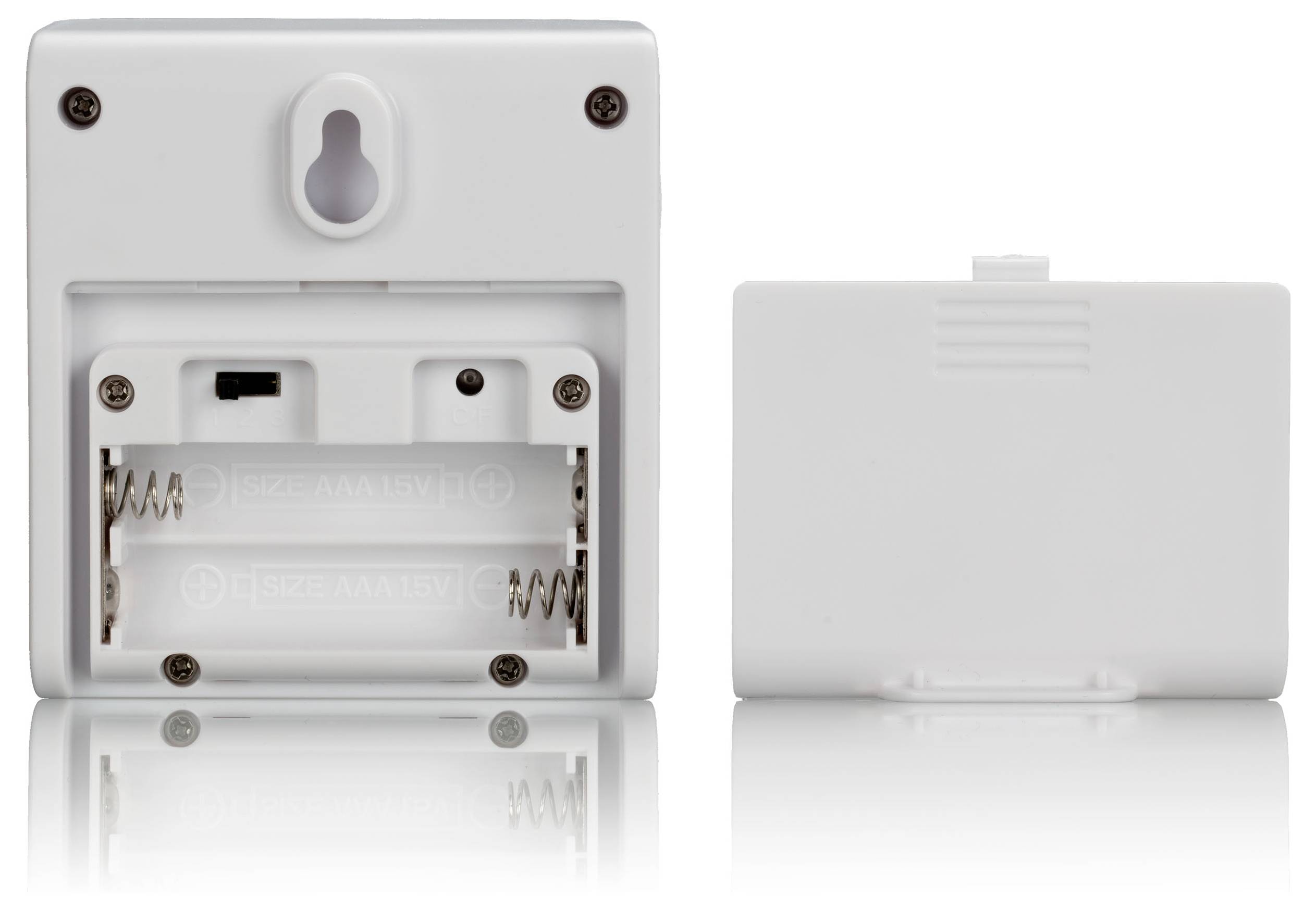 Digitálna meteorologická stanica na stole zobrazuje čas, teplotu a predpoveď počasia. V pozadí sú rastliny a nábytok.