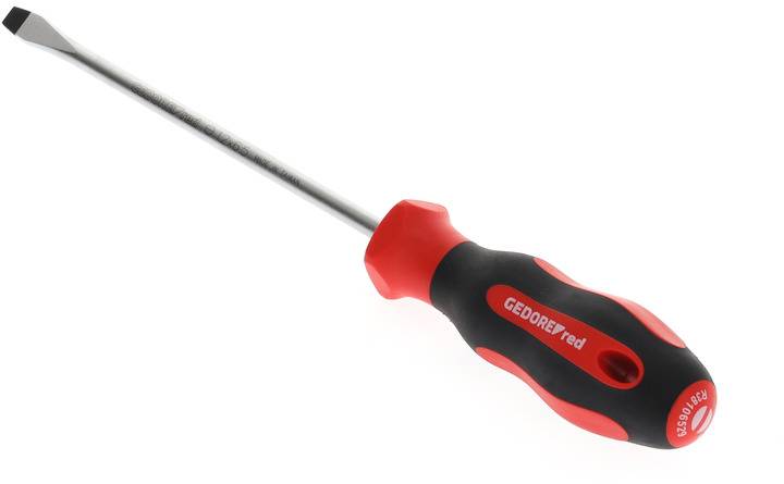Skrutkovač s plochým hrotom a rukoväťou v červeno-čiernej kombinácii, ležiaci na bielom pozadí.
