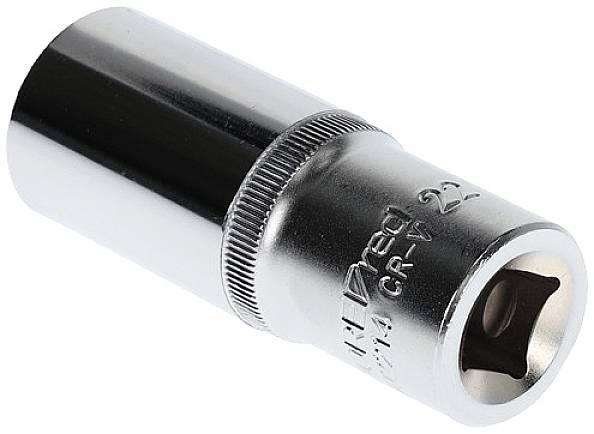 Chrómovaný nástrčný kľúč veľkosti 22 mm na bielom pozadí.