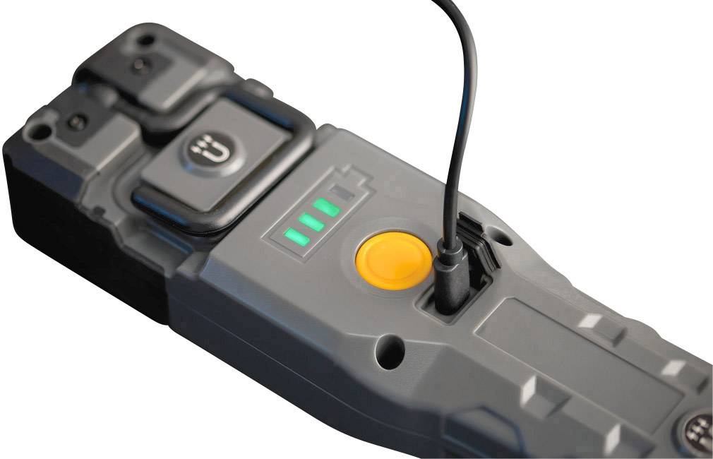 Nabíjací kábel pripojený k šedému elektrickému zariadeniu s veľkým žltým tlačidlom a troma svietiacimi zelenými svetlami.