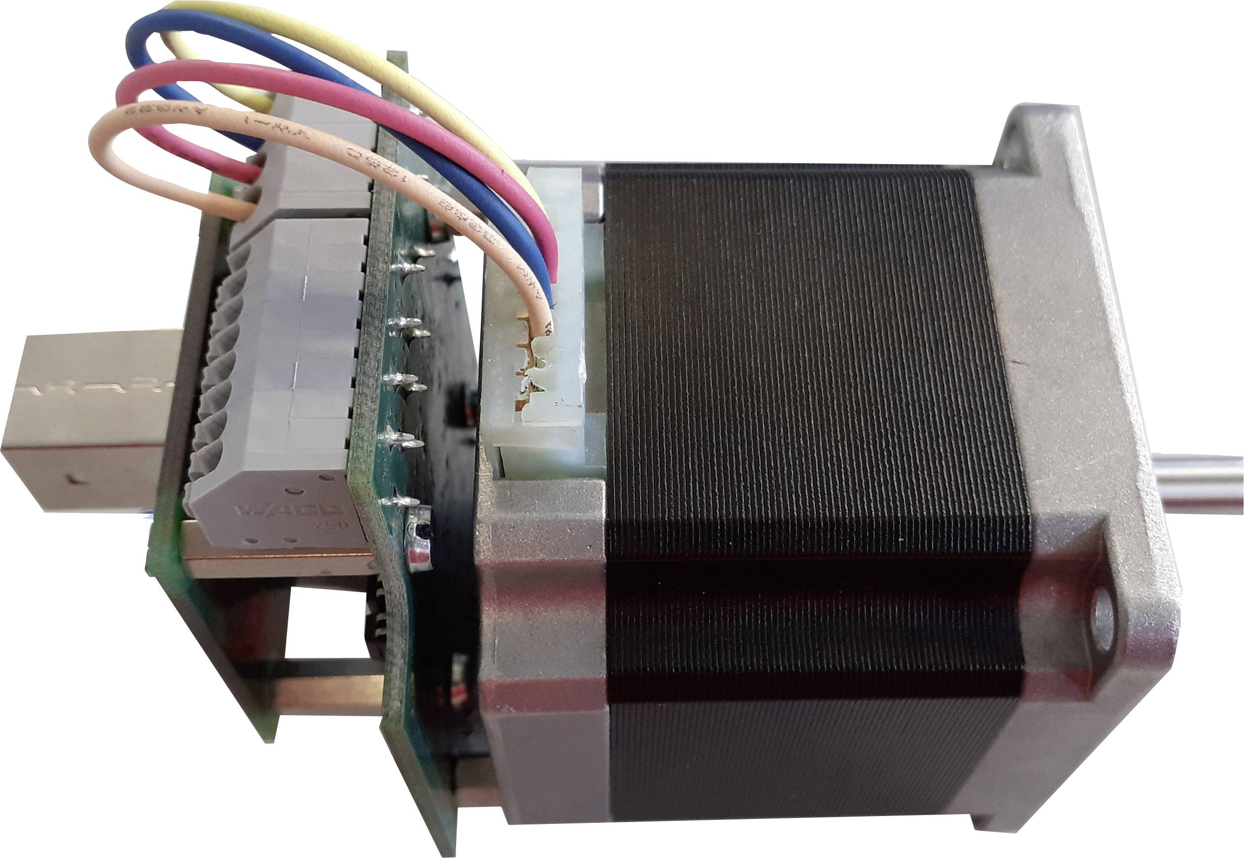 Krokový motor s pripojenou elektronickou doskou a farebnými káblami, ktoré sa používajú na riadenie pohybu motora.