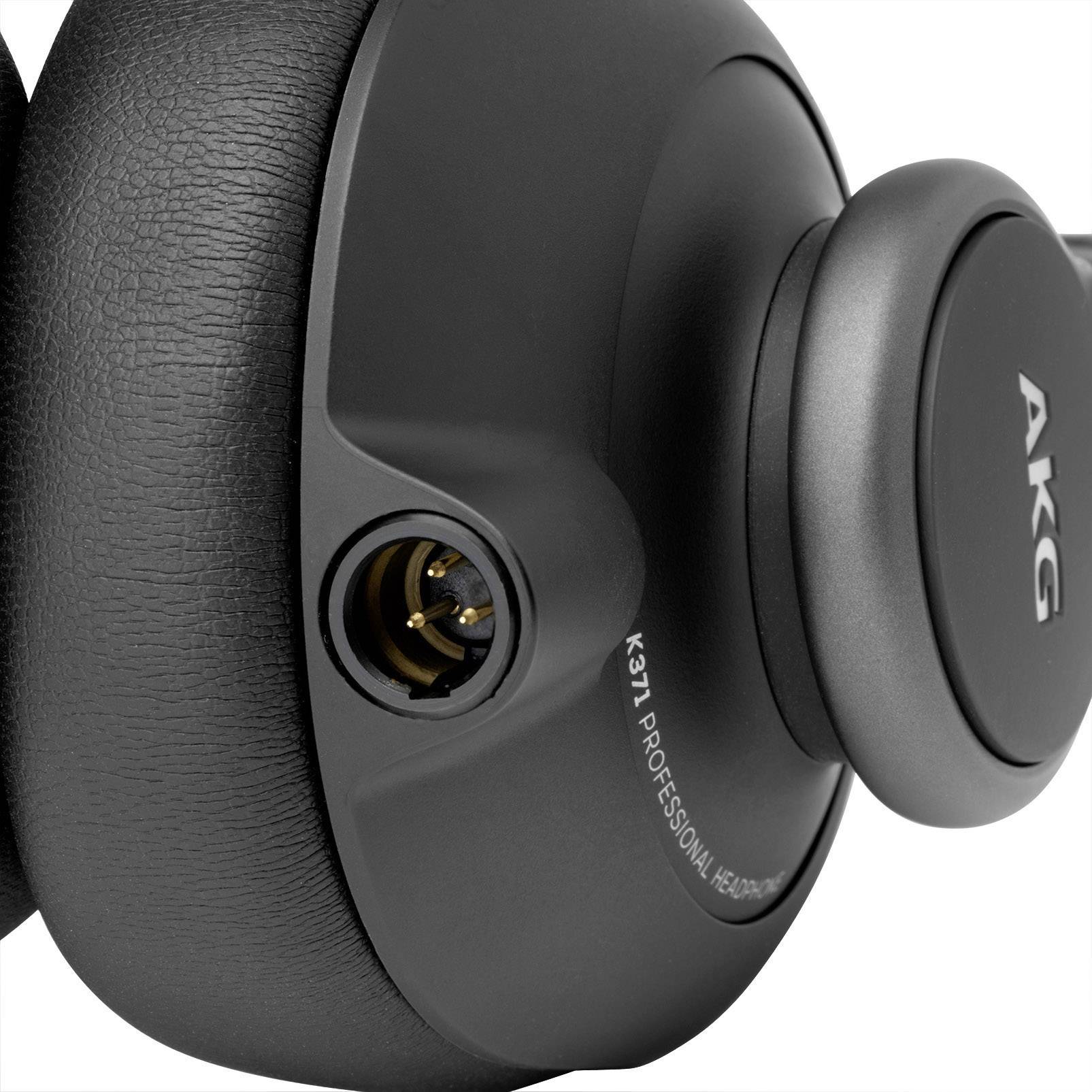 Čierne slúchadlá značky AKG, model K371, zobrazujú mušľu so zahnutým 3,5 mm jackom určeným pre profesionálne audio zariadenia.