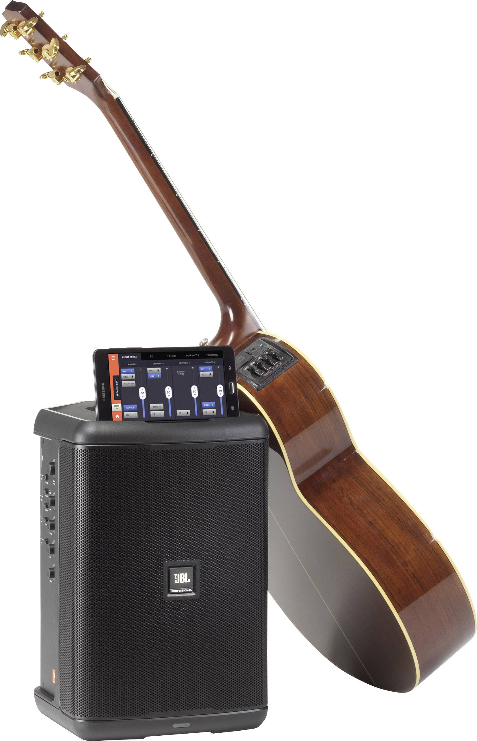 Akustická gitara je opretá o reproduktor. Na reproduktore je umiestnený smartfón zobrazujúci hudobnú aplikáciu.
