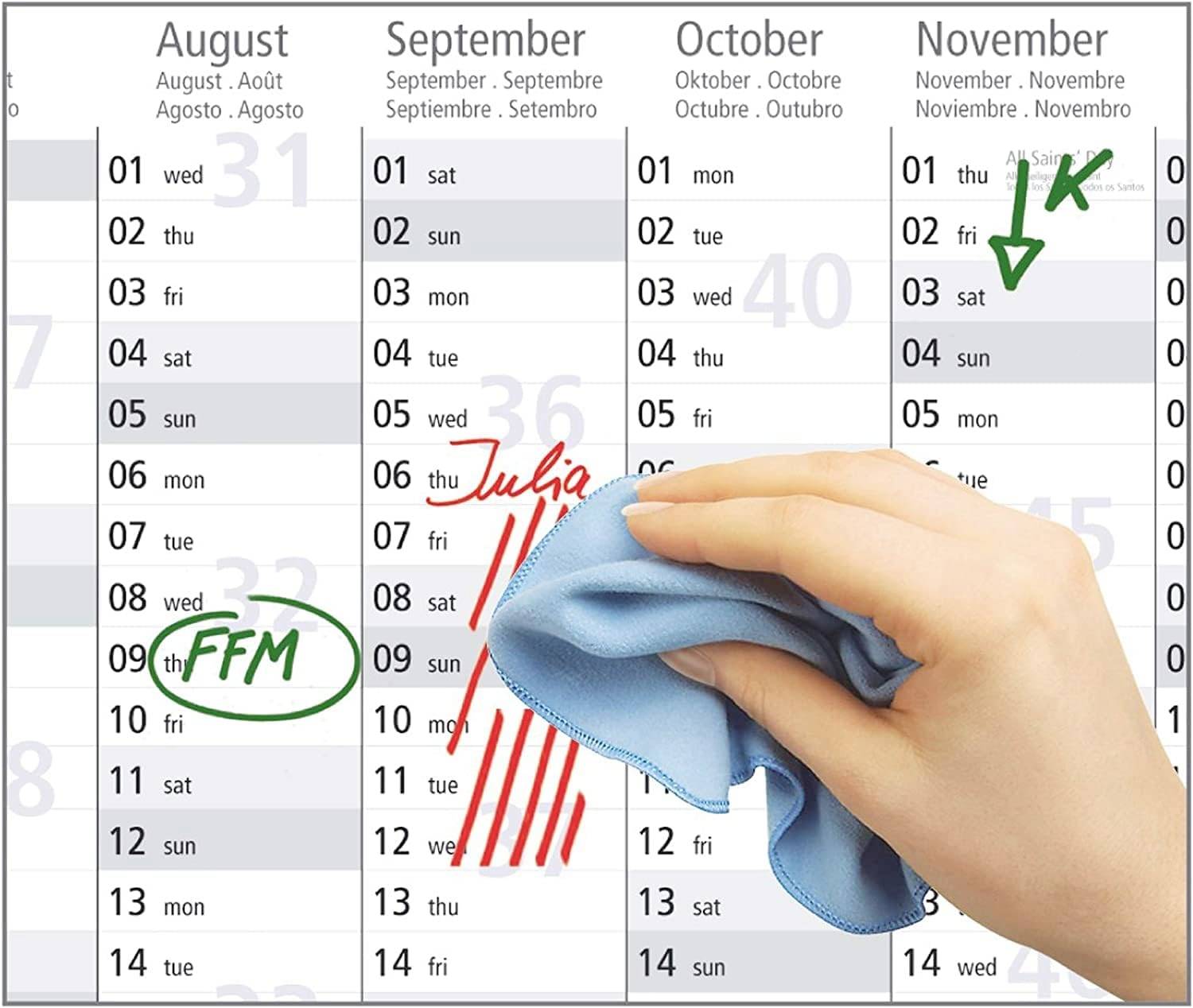 Ruka utiera kalendár, ktorý zobrazuje mesiace august až november. Poznámky ako 'FFM' a 'Julia' sú vyznačené.