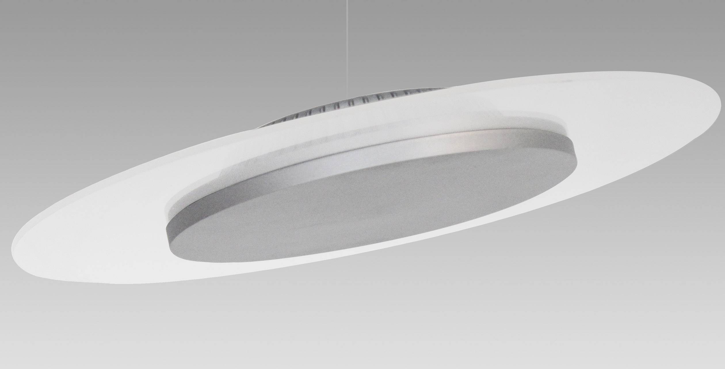 Moderná stropná lampa s plochým, kruhovým dizajnom vyrobená z kovu a skla, zavesená pred sivým pozadím.