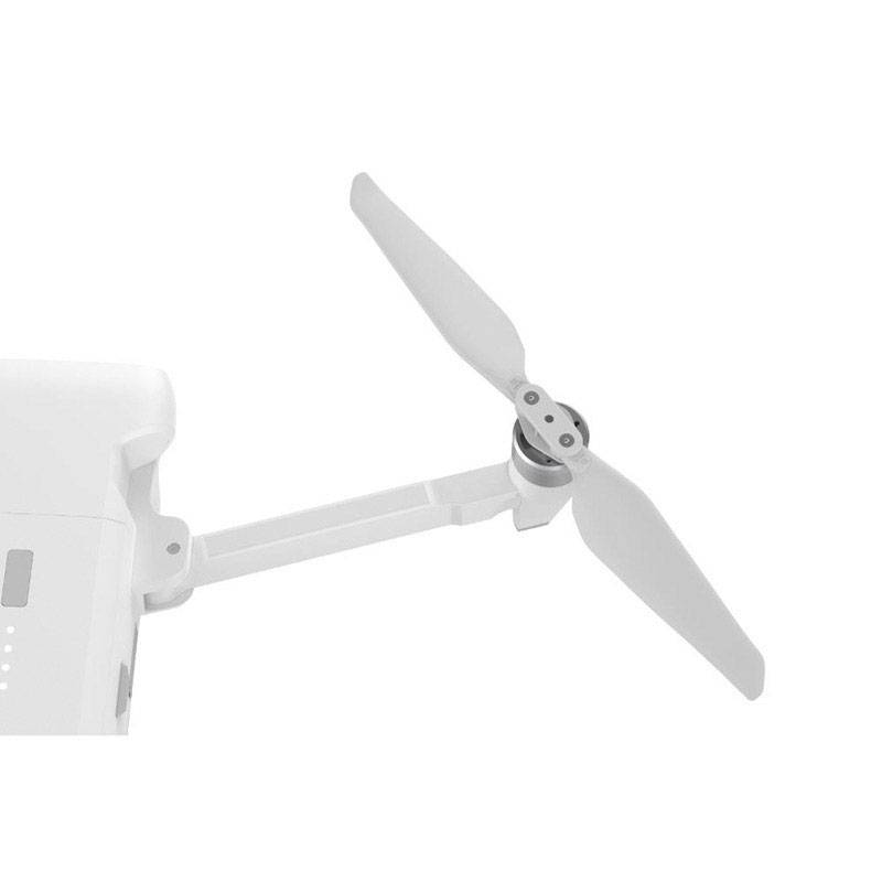 Detailný záber dronu s bielou vrtuľou. Rameno dronu je rozložené a výrazne sa týči na bielom pozadí.