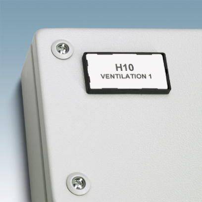 Šedobiely prístroj s nálepkou "H10 Ventilation 1" na povrchu, pripevnený na stene, slúži na vetranie.