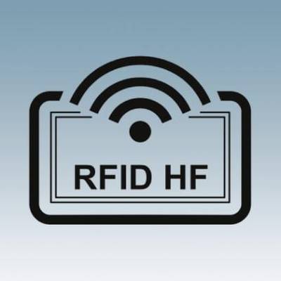Tabuľa s nápisom RFID HF, zobrazujúca symbol RFID nad obdĺžnikovým rámčekom na modrom pozadí.