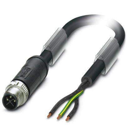Čierno-sivý elektrický kábel s tromi medenými vodičmi a adaptérom na pripojenie na jednom konci, na bielom pozadí.