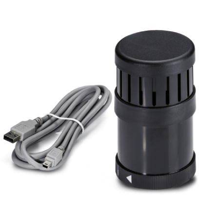 Čierny, valcovitý USB vysávač dymu s vetraným dizajnom, vedľa ktorého leží zodpovedajúci USB kábel.