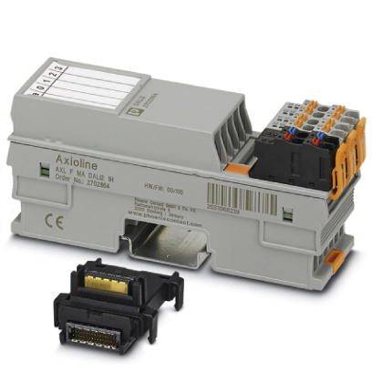 Sivý priemyselný elektronický modul s pripojovacími svorkami a montážnou doskou, umiestnený na bielom pozadí.