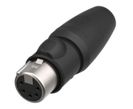Čierny XLR konektor so strieborným zakončením so štyrmi zásuvkami, používaný v audio technike pre mikrofónové a audio prepojenia.