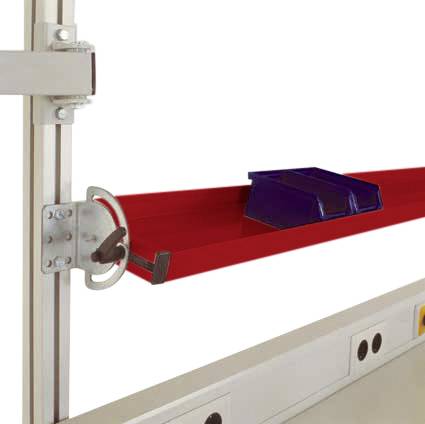 Červená polica s modrým kontajnerom, upevnená na kovovej konštrukcii.