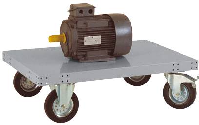 Elektromotor na pojazdnom oceľovom vozíku. Vozík má štyri kolesá a bezpečne nesie motor na kovovej plošine.