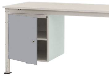 Stôl s visiacou sivou kovovým skrinkou s otvorenou bránou. Skrinka má dva priestory.
