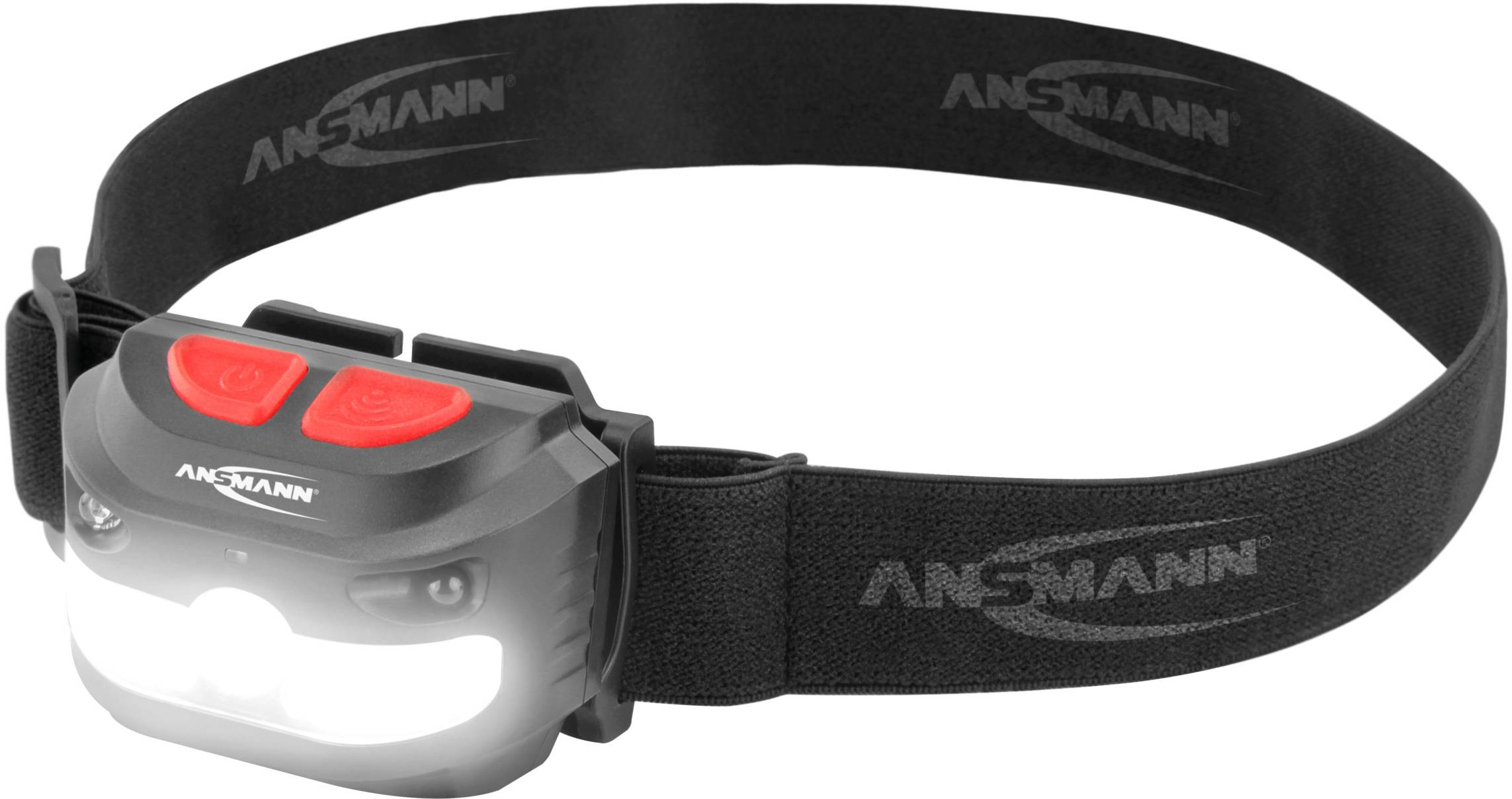 Čierna čelová lampa s nastaviteľným páskom a dvoma červenými tlačidlami. Vpredu svieti jasné svetlo. Označenie 'Ansmann' je viditeľné.