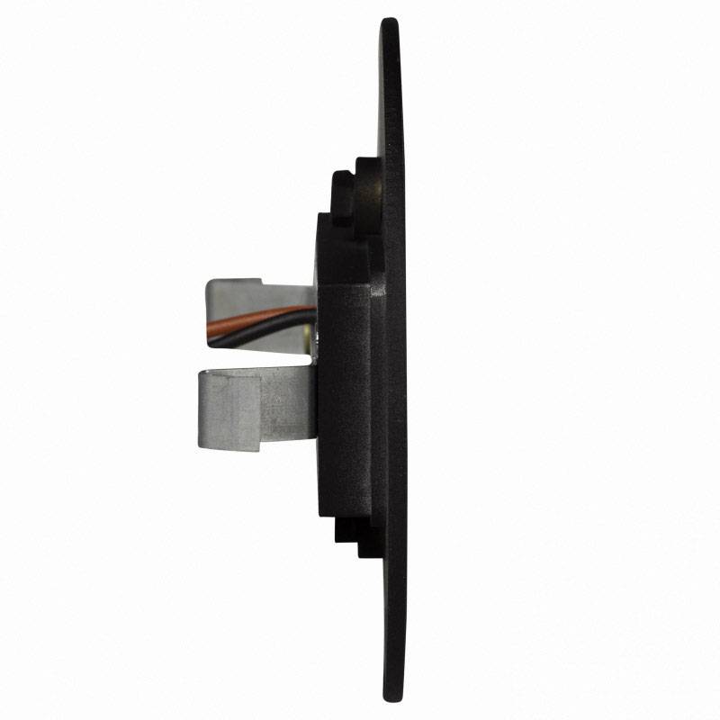 Elektronické zariadenie z bočného pohľadu so viditelnými portami a káblami.