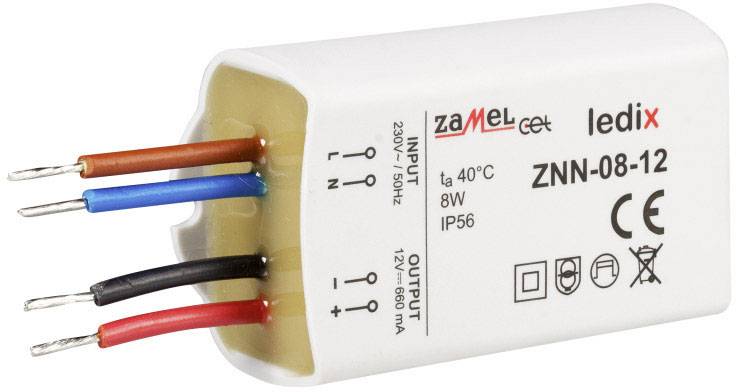 Biele LED sieťové napájanie od Zamelu s modelovým číslom ZNN-08-12. Disponuje štyrmi vyčnievajúcimi káblami v farbách čierna, červená, modrá a hnedá.