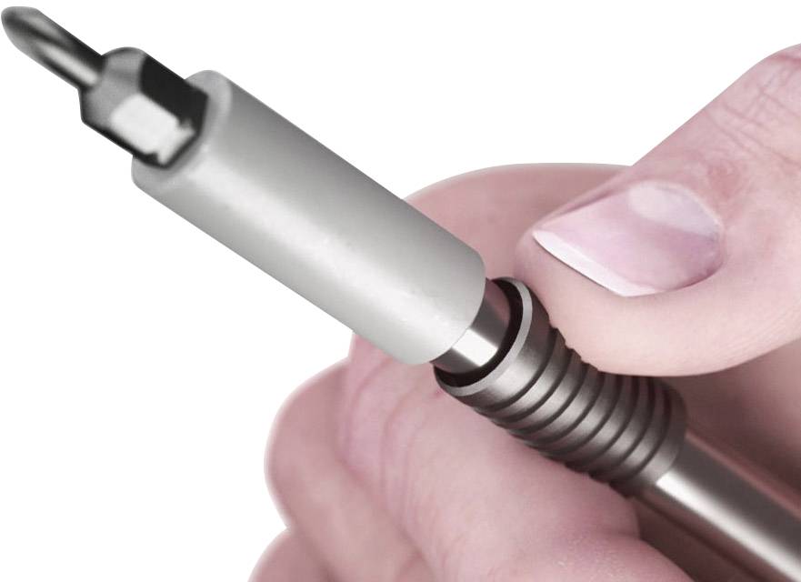 Jedna ruka drží skrutkovač so sivou rukoväťou a kovovým driekom. Skrutkovač má upevňovací nástavec.