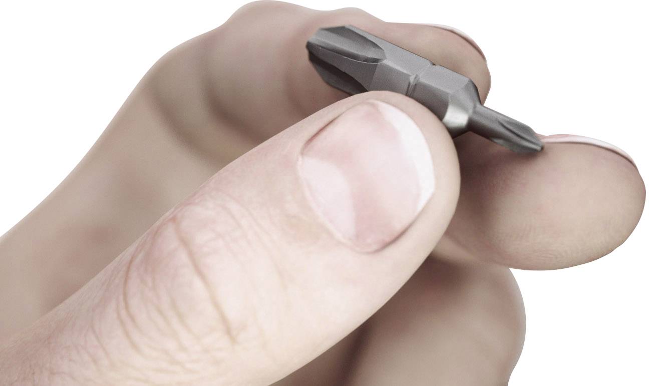 Jedna ruka drží malý krížový skrutkovací nadstavec medzi palcom a ukazovákom.