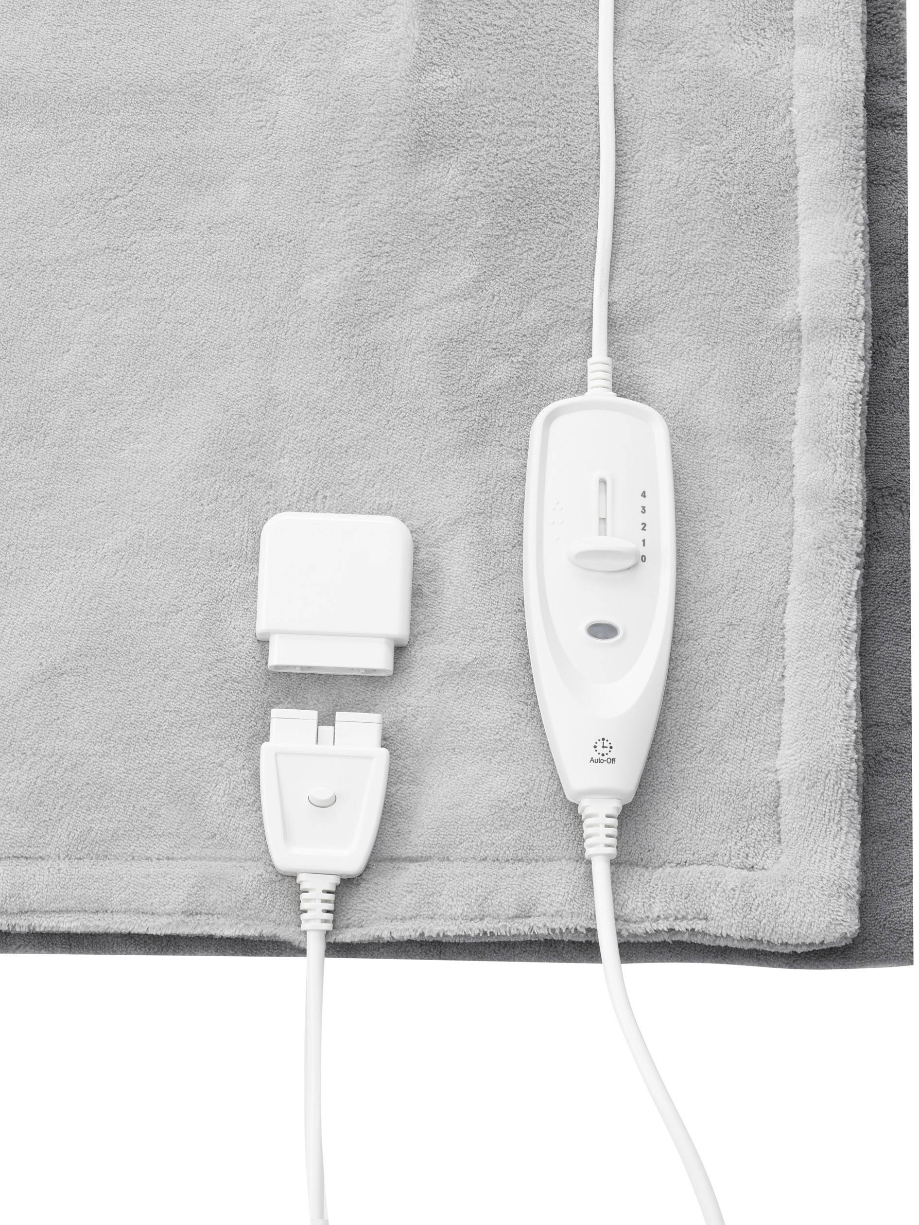 Sivá elektrická vyhrievacia deka s odpojiteľným elektrickým pripojením a ovládačom umiestneným na látke.