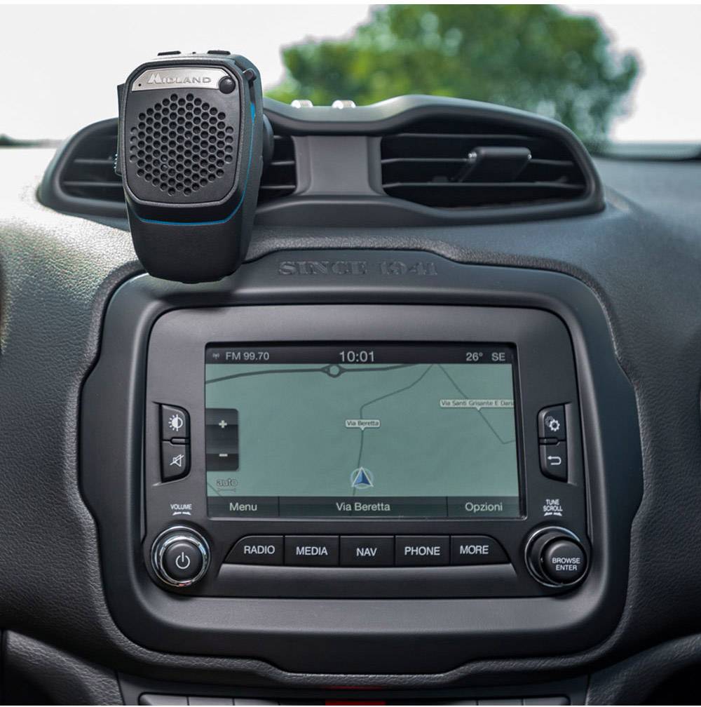 Autonavigačný systém zobrazuje mapu. Hore je namontovaný reproduktor. Obrazovka zobrazuje GPS údaje a teplotu.