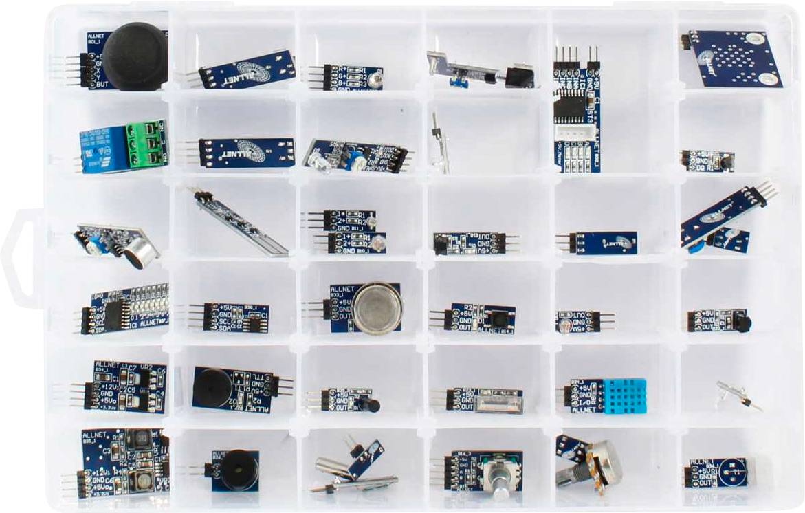 Súprava elektronických komponentov v priehradkách plastového boxu, vrátane senzorov a modulov používaných pre vývoj elektroniky.
