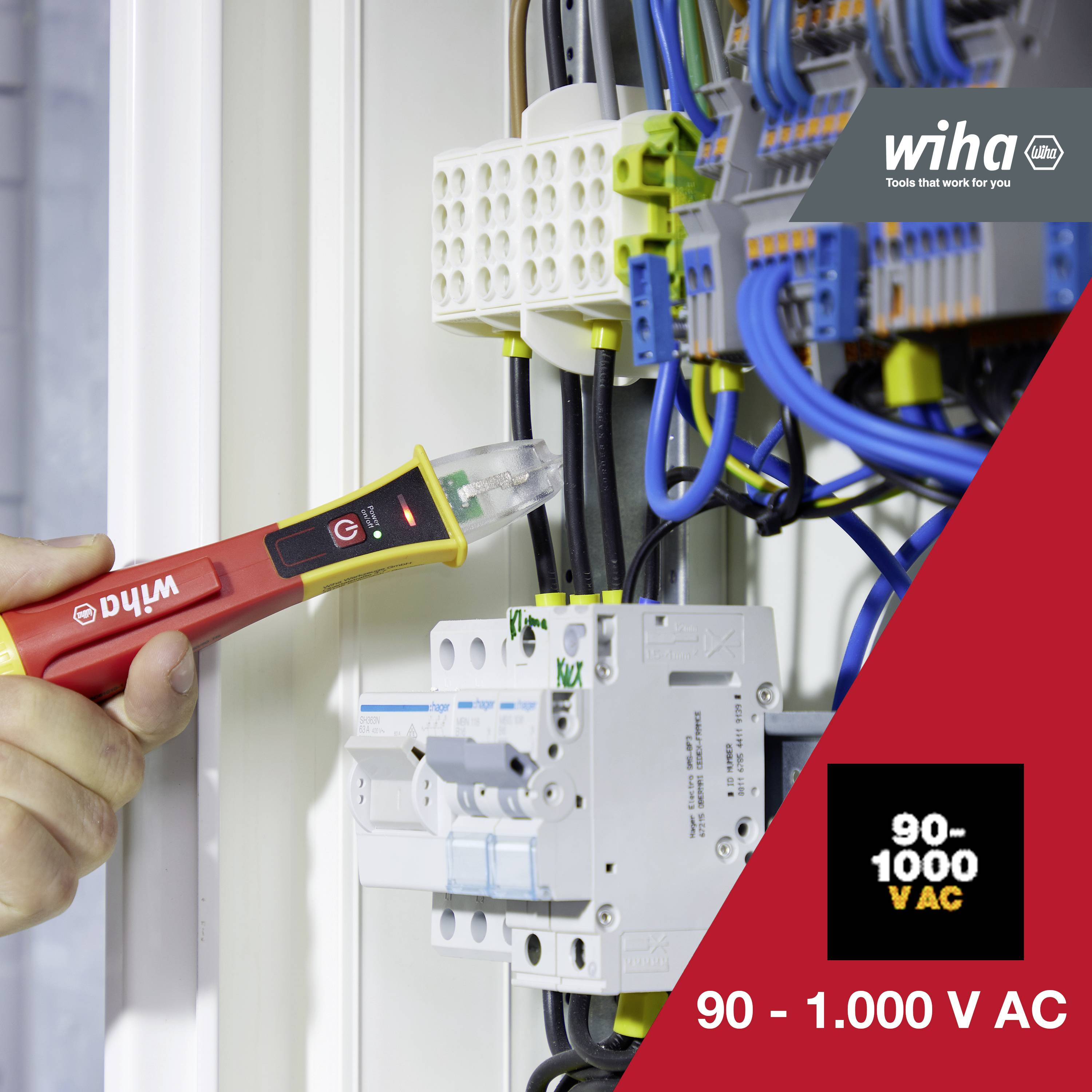 Osoba kontroluje napätie napäťovým skúšačom v elektrickej rozvodnej skrini. Skúšač ukazuje 90–1000 V striedavého prúdu.