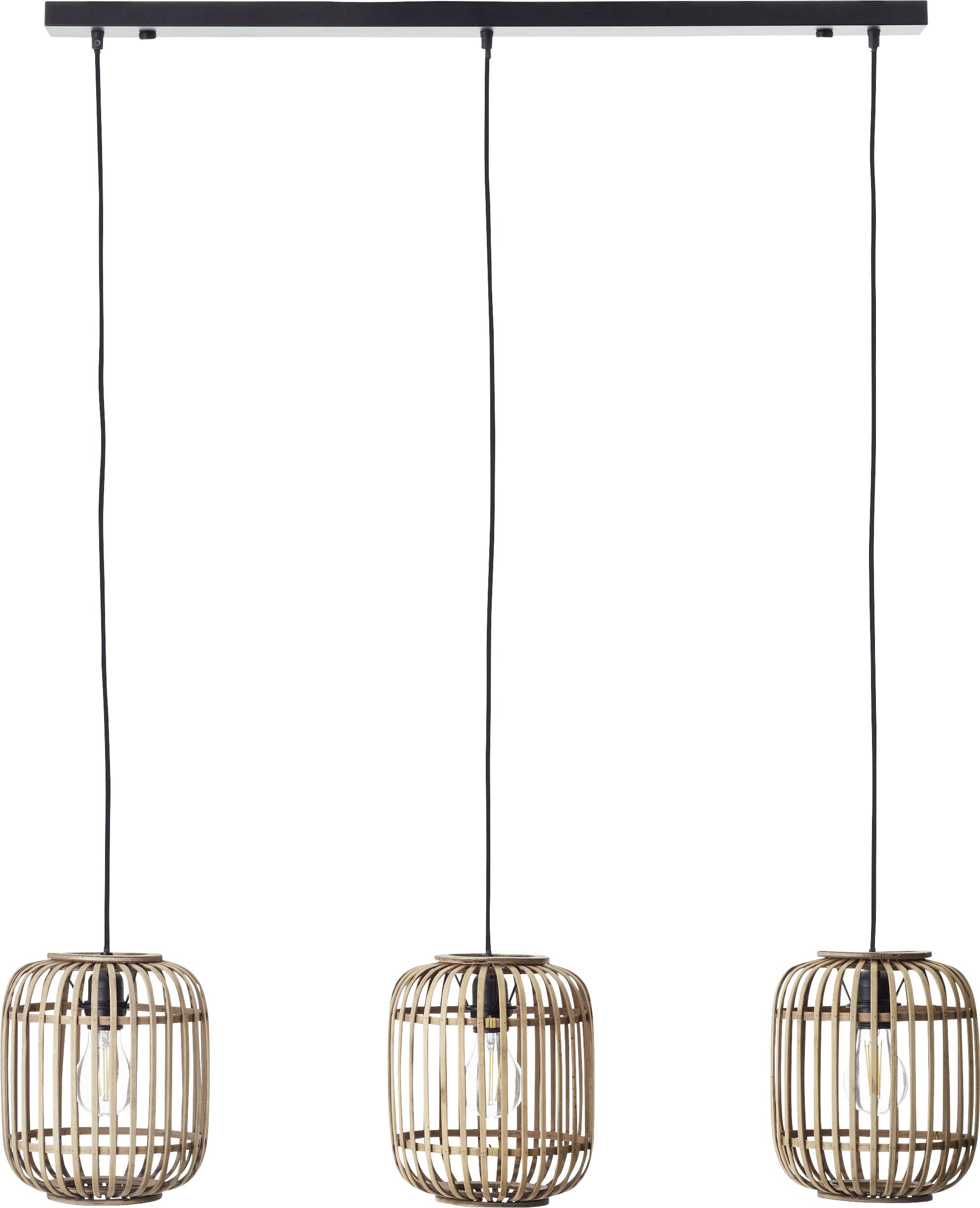 Tri závesné bambusové lampy s čiernymi káblami v minimalistickom modernom dizajne.