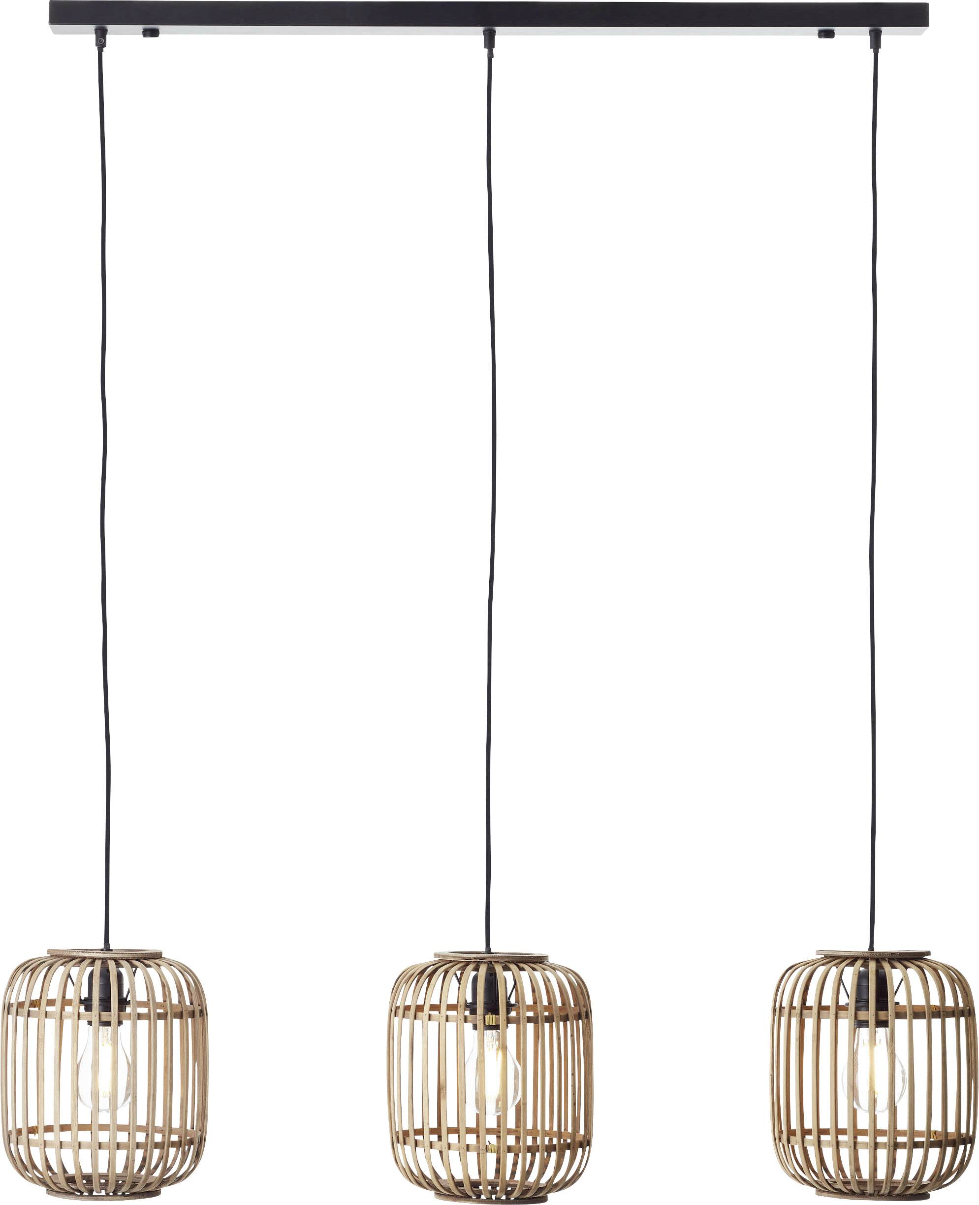 Závesná lampa s troma žiariacimi žiarovkami v okrúhlych, otvorených drevených klietkach, ktoré visia na troch čiernych kábloch z lišty.