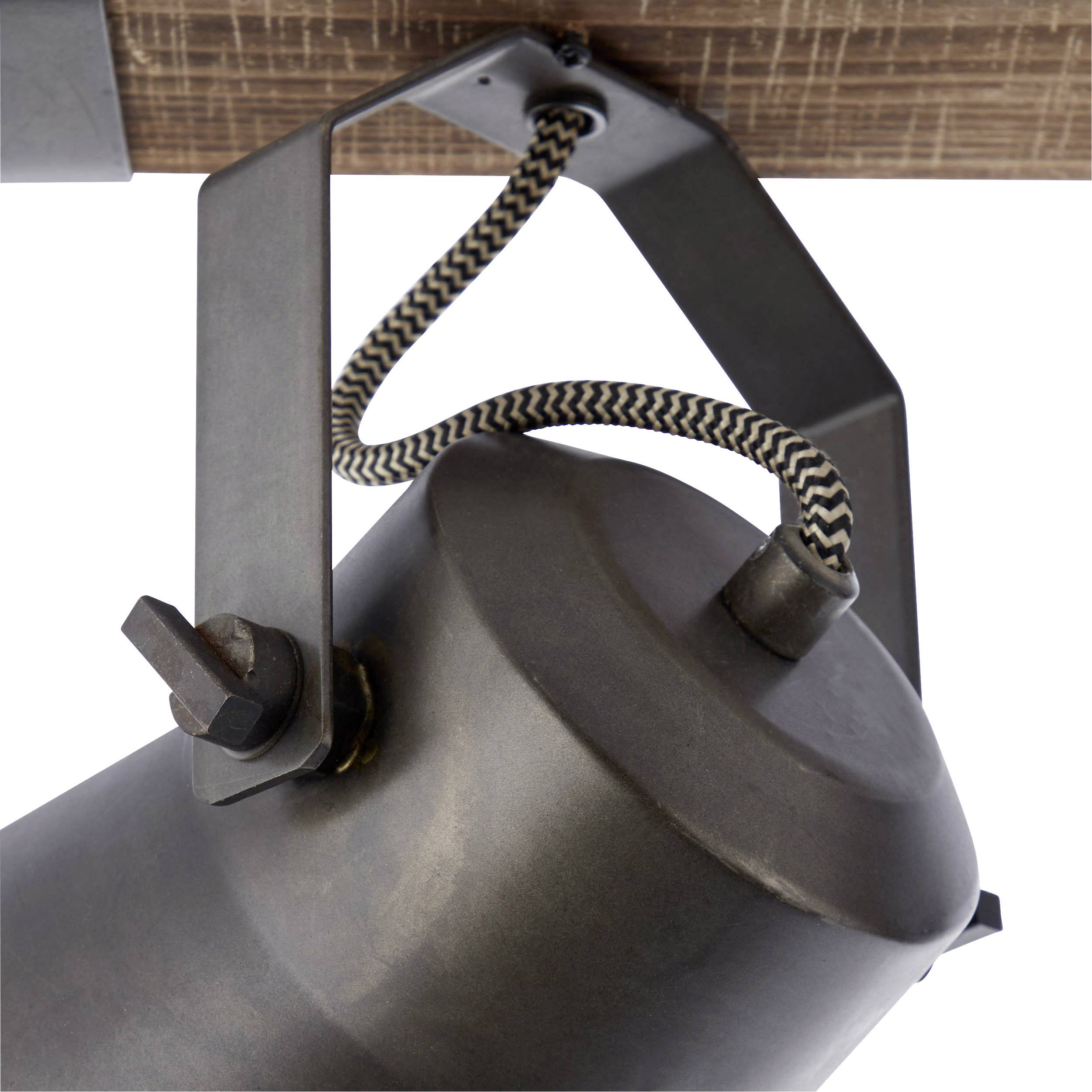 Kovový tienidlo lampy je pripevnené k drevenému trámu a zavesené na vzorovanom lane.