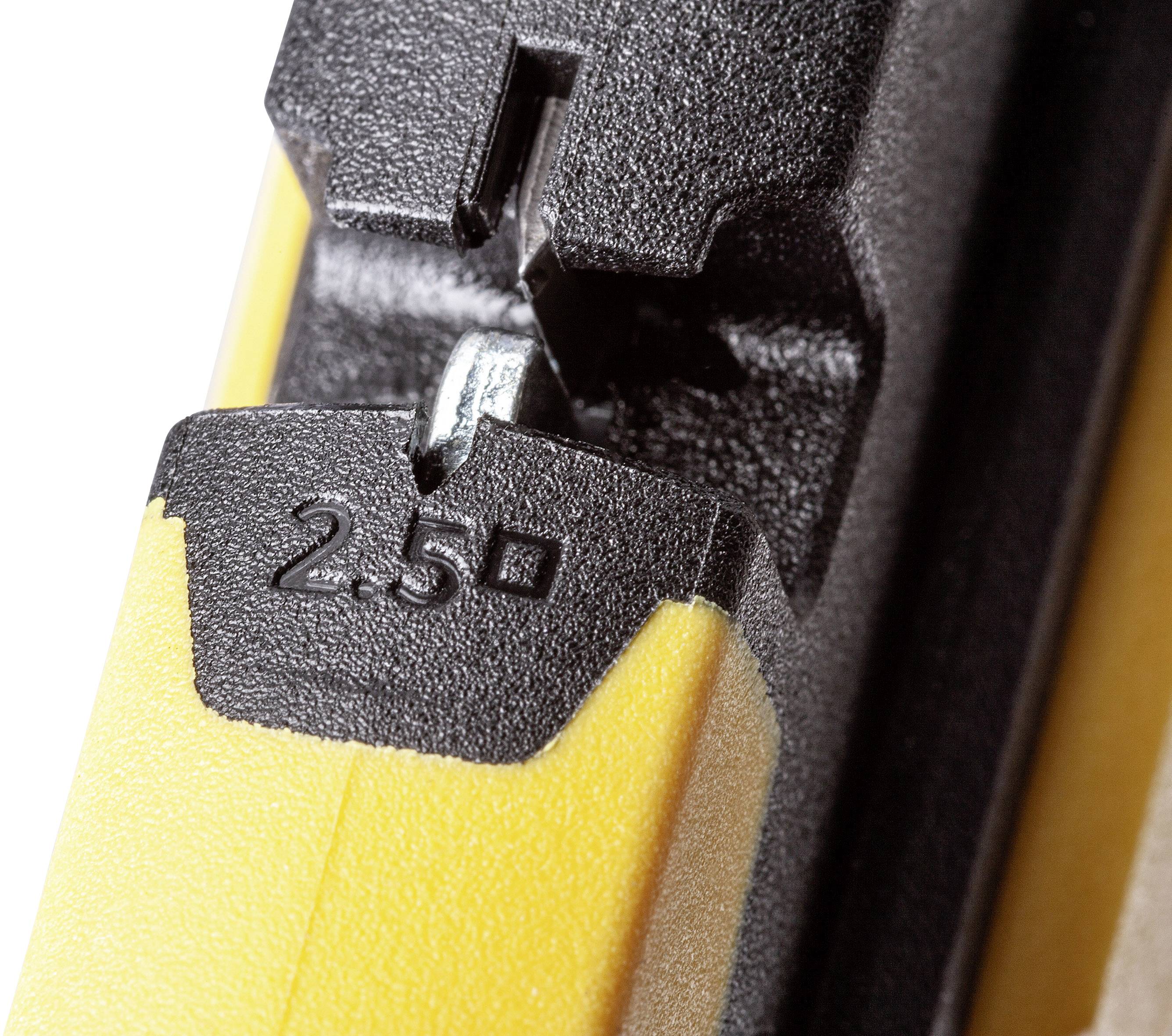 Detailný záber žltého odizolovača káblov s gravírovaním '2.5'.