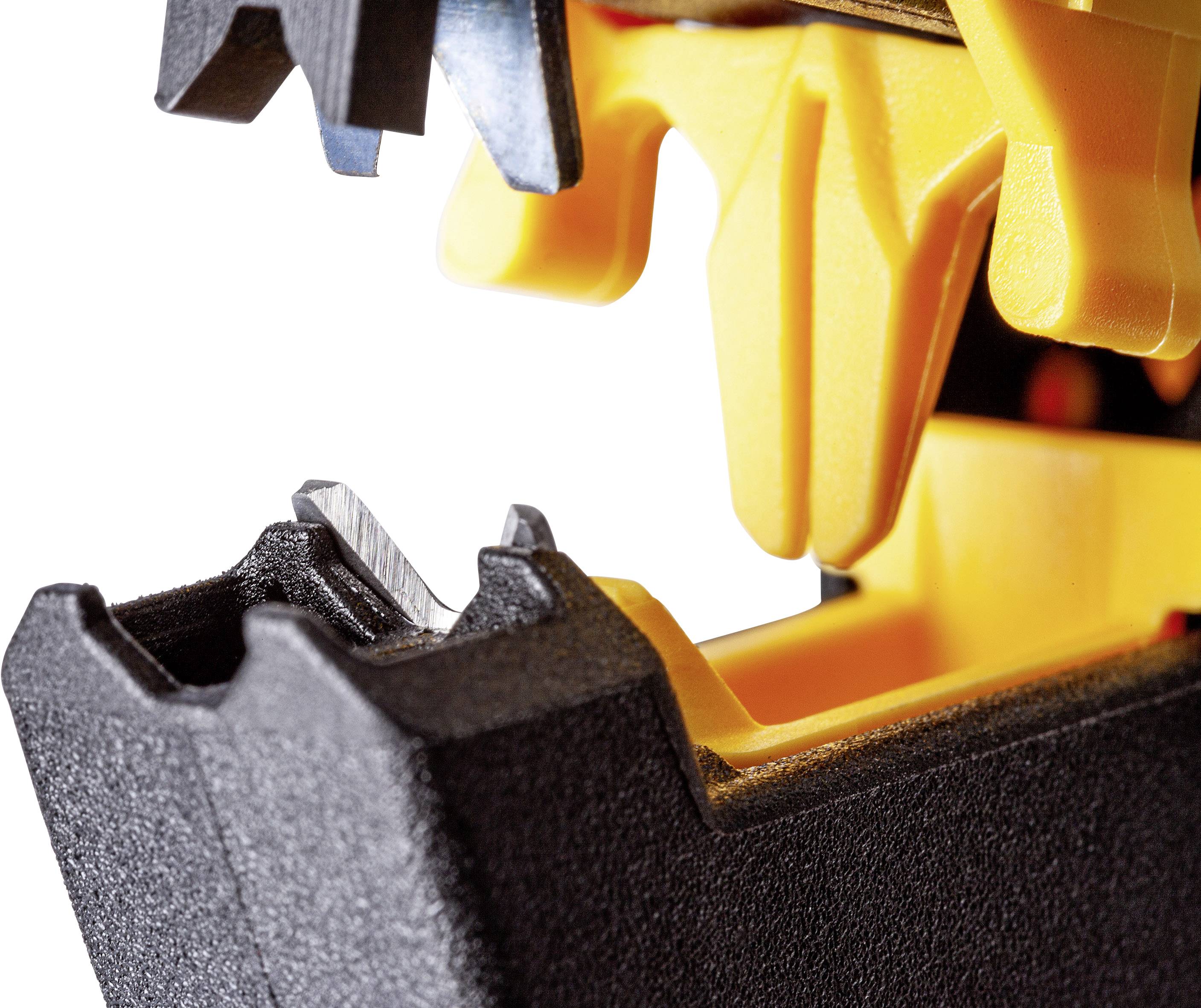 Detailný záber žltej plastovej svorky, ktorá drží čiernu súčiastku. Technický snímok na zobrazenie mechanizmu.