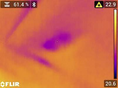 Tepelný obraz ukazuje teplotné rozdiely: Modrá je chladnejšia, oranžová je teplejšia. Vpravo hore je zobrazená teplota 22,9°C, dole 20,6°C.
