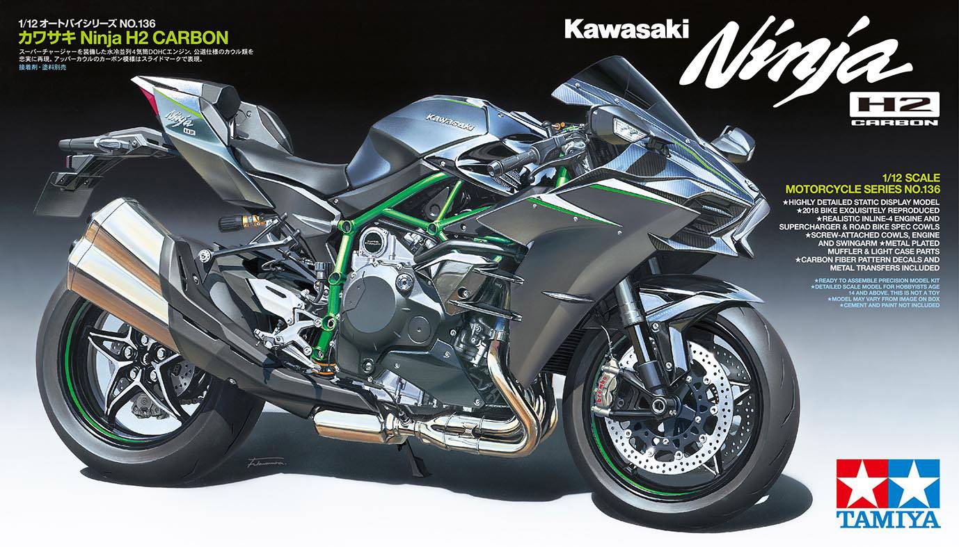 Kawasaki Ninja H2 Carbon motocyklový model od Tamiye, v mierke 1/12. Pohľad z boku odhaľuje detaily a zelený akcentovaný rám.