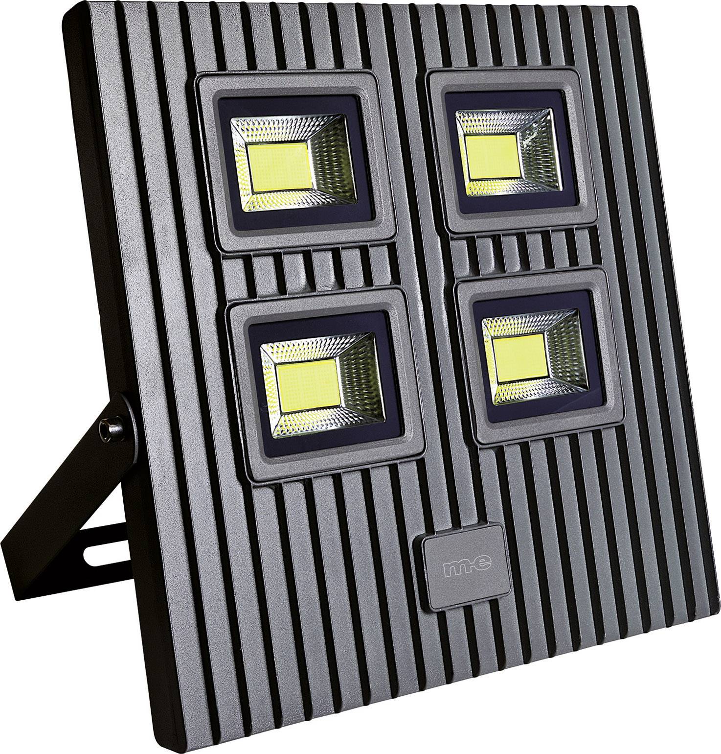 Čierny LED reflektor so štyrmi štvorcovými svietiacimi plochami, namontovaný na stojane, vhodný pre vonkajšie osvetlenie.
