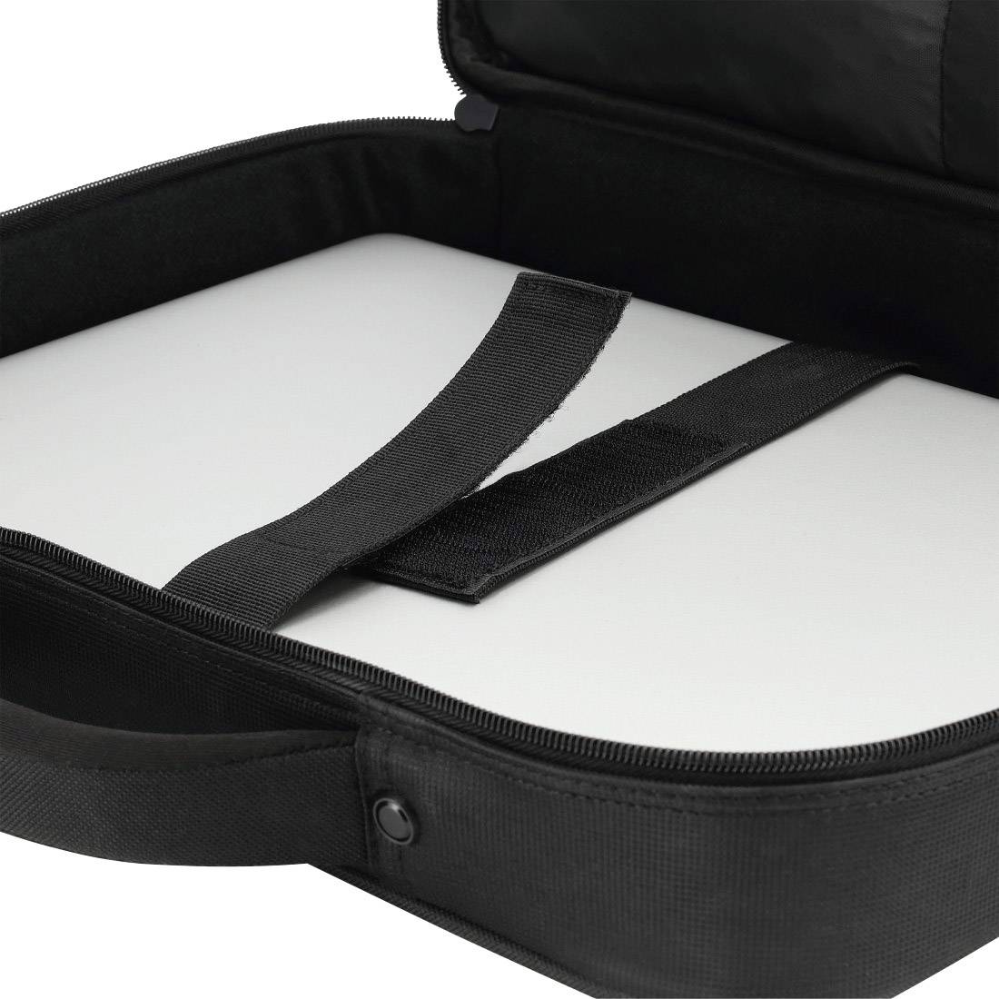 Otvorená čierna taška na notebook s rukoväťami, ktorá odhaľuje prázdny, biely vnútorný priestor.