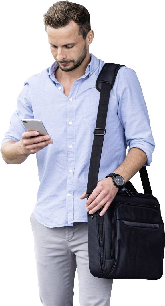 Muž v modrej košeli sa pozerá na svoj smartfón. Má na sebe čiernu tašku cez rameno a náramkové hodinky.