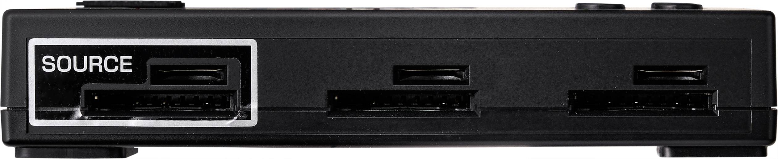Čierne zariadenie s tromi HDMI konektormi na prednej strane, ľavý konektor označený ako 'SOURCE'.