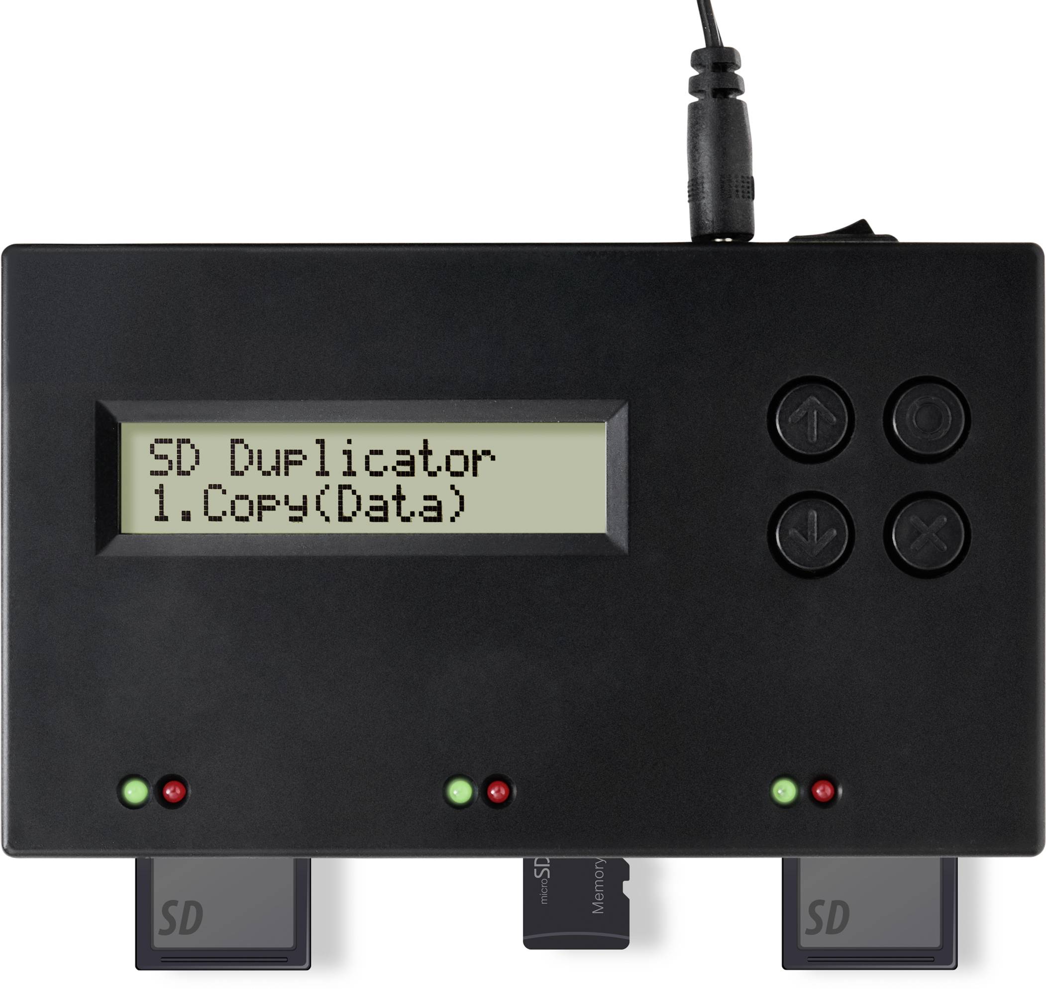 Čierny SD kariet duplikátor s displejom, ktorý zobrazuje 'SD Duplicator 1. Copy (Data)'. Štyri tlačidlá napravo. Dve SD karty nižšie.