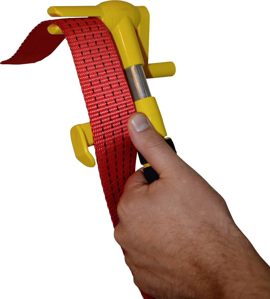 Ruka drží žltý napínač pásu a ťahá za červený upevňovací popruh. Obrázok znázorňuje proces uťahovania pásu.