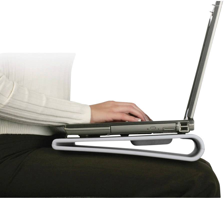 Osoba píše na laptope, ktorý je umiestnený na ergonomickom držiaku na jej lone.