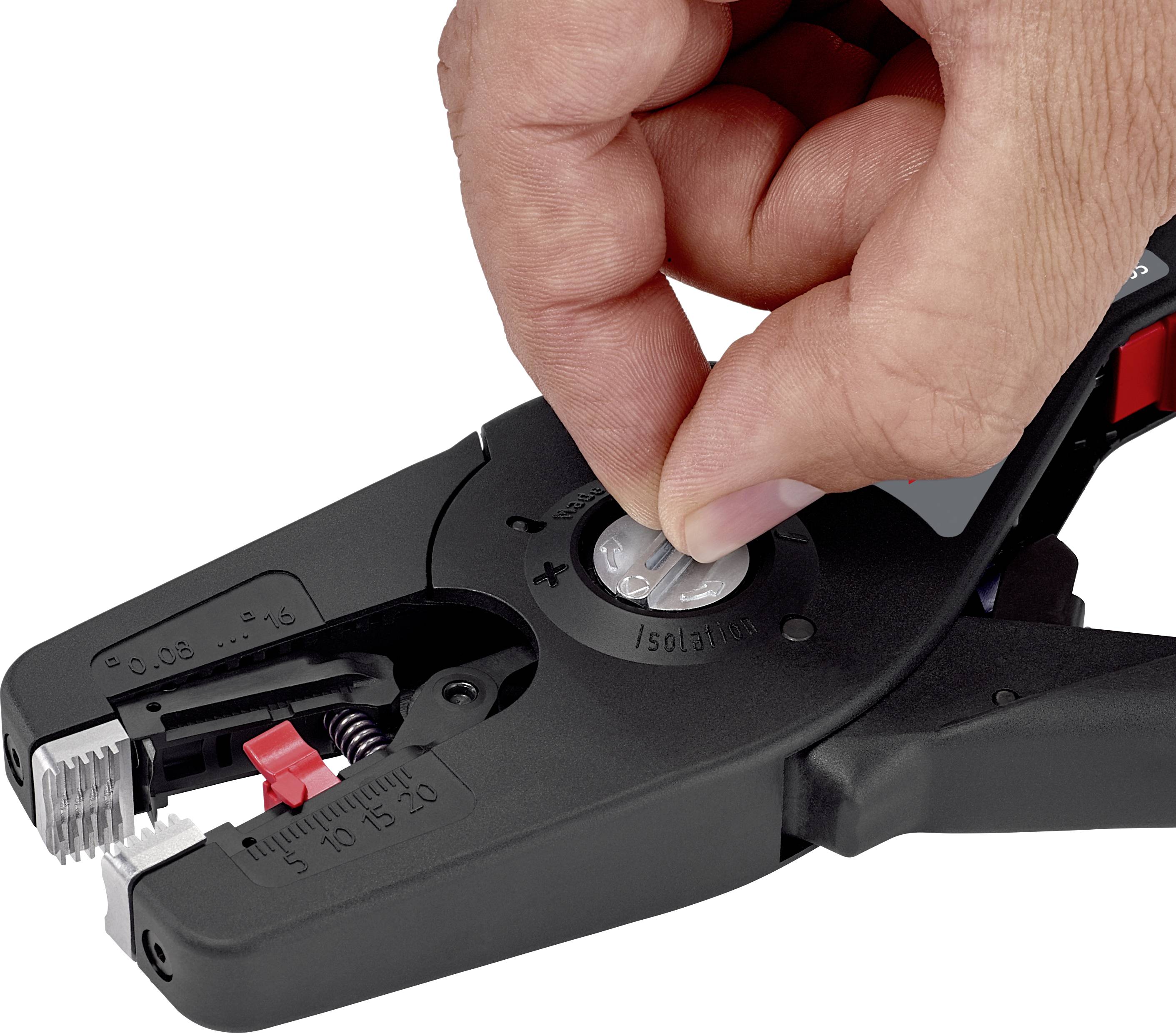 Jedna ruka drží kliešte na odstraňovanie izolácie z káblov. Kliešte sa nastavujú otáčaním nastavovacieho gombíka.