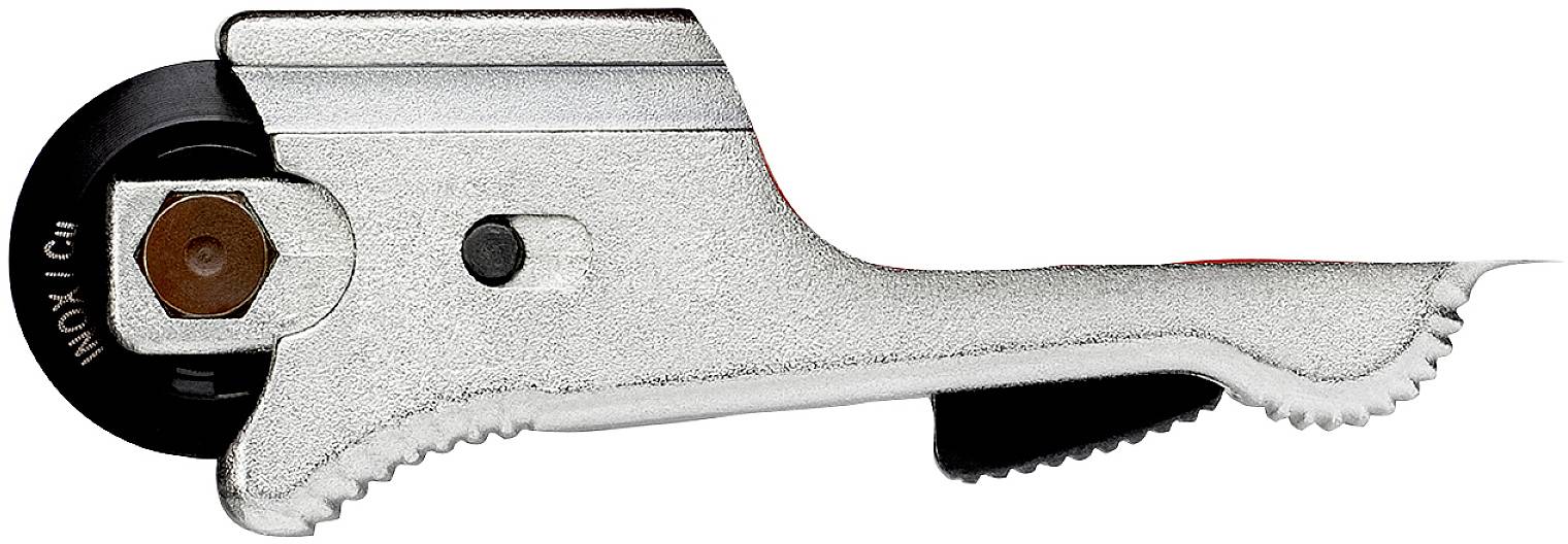 Strieborný rezač rúr v detailnom zábere, ktorý ukazuje zubaté ostrie a rukoväť. Vhodný na presné rezy v kovovým rúrach.