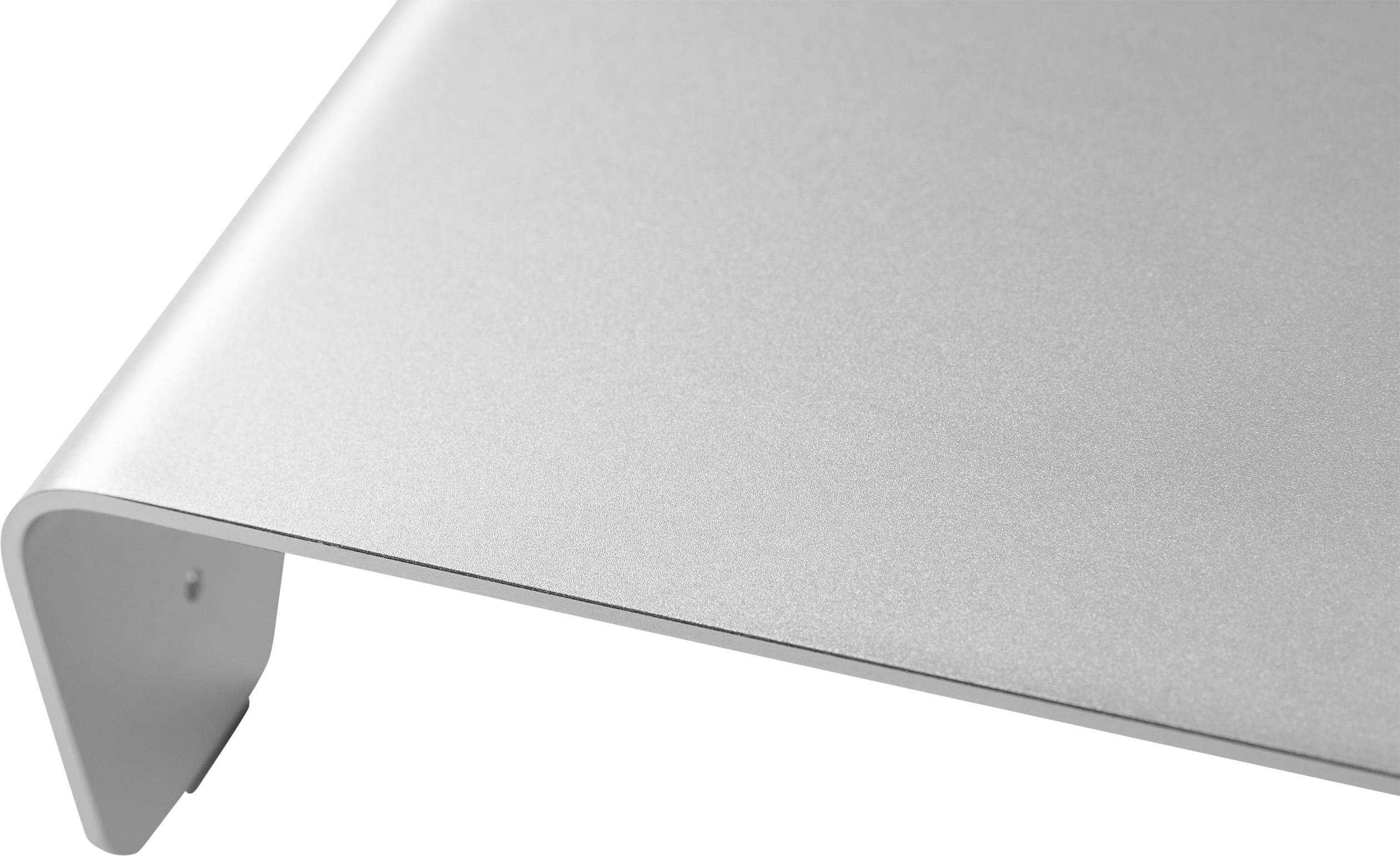Strieborný, zakrivený kovový stojan na notebook, ktorý podporuje vetranie a zabezpečuje ergonomickú prácu vo výške očí.
