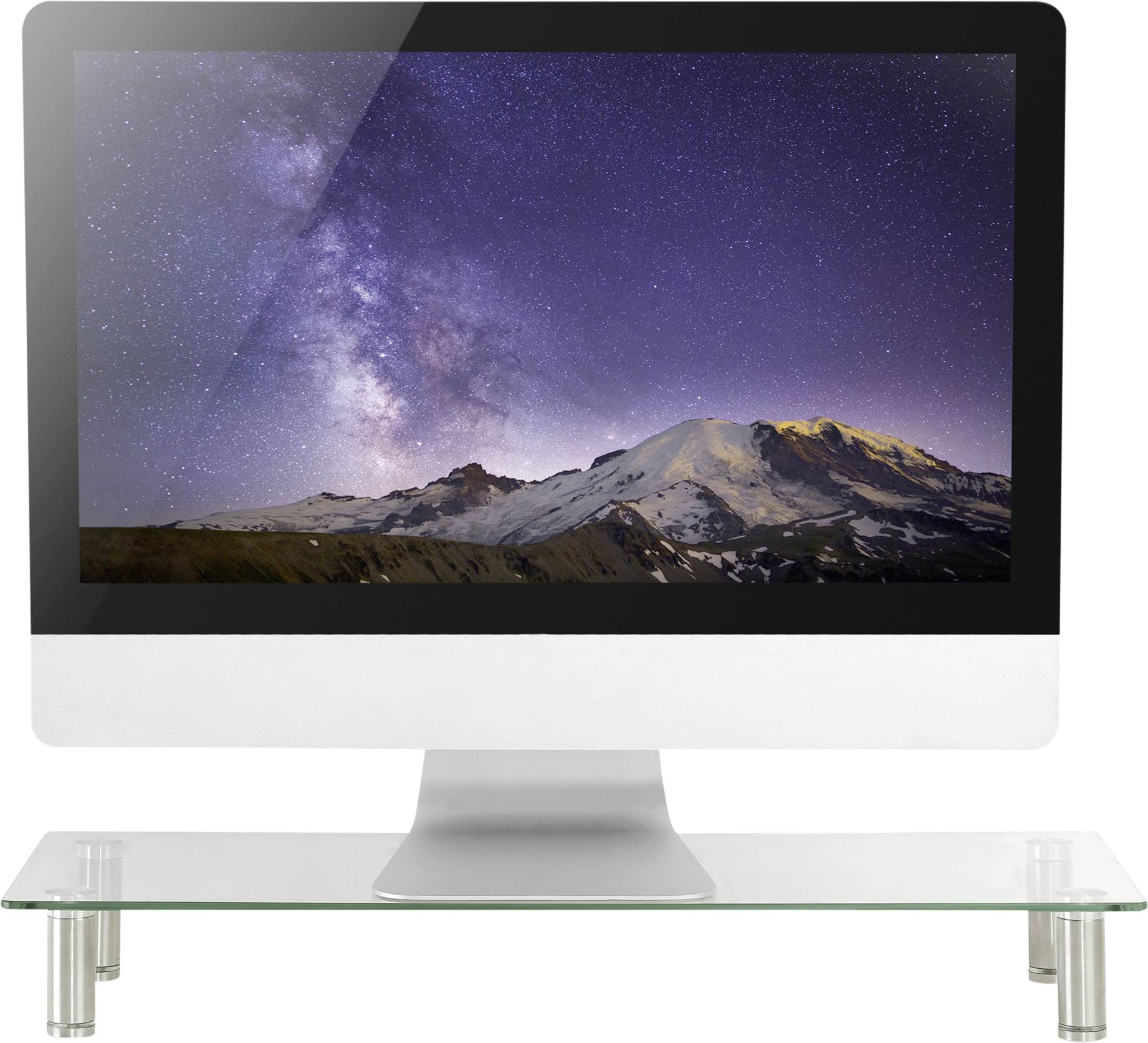 Počítačový monitor na sklenenej podstavci zobrazuje nočný obraz Mliečnej cesty nad hornatým horizontom krajiny.