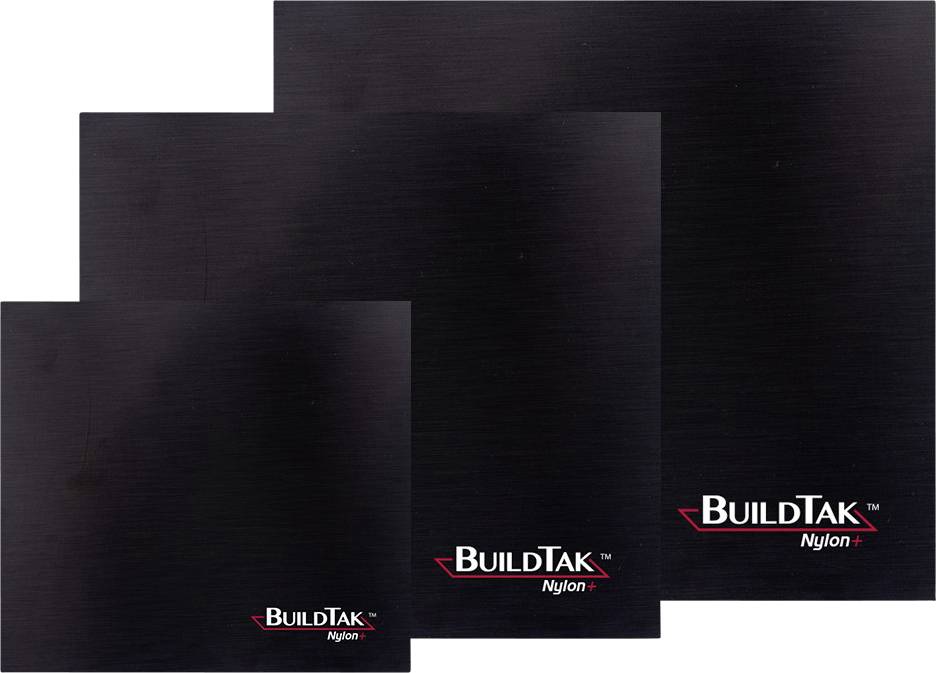 Tri čierne obdĺžnikové dosky s nápisom 'BuildTak Nylon'. Líšia sa veľkosťou a majú matný povrch.