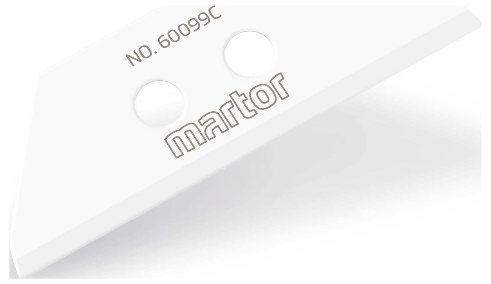 Biela trapézová čepeľ s nápisom 'MARTOR' a číslom 'NO. 60099C', pravdepodobne určená pre bezpečnostný nôž, na svetlom pozadí.